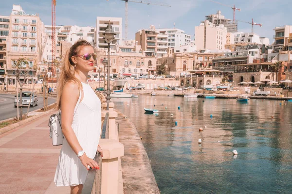 Malta Island Valletta ve Marsaxlokk köyü yakınındaki keşfetmek beyaz elbiseli güzel kız.
