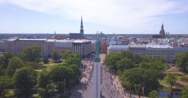 20 Mayıs 2018. Riga, Letonya. Anıtı - Milda tarafından çalışan insanlarla Lattelecom maratonu 2018 havadan görünümü.