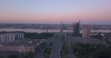20 Mayıs 2018. Riga, Letonya. Old Riga kasaba Vecriga Letonya üzerinde gün batımının muhteşem havadan görünümü. Nehir Daugava, kubbeler Katedrali ve ön planda altın horoz ile.