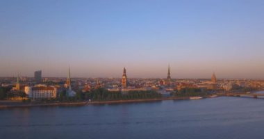 Riga hava gün batımı manzarasına eski şehir ve nehir Daugava üzerinde