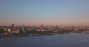 Riga hava gün batımı manzarasına eski şehir ve nehir Daugava üzerinde