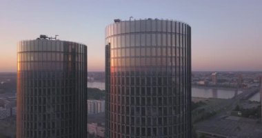 Riga, Letonya, 25 Mayıs 2018. Riga, Letonya ortasına Z kulelerde güzel havadan görünümü. Eski şehir ve nehir Daugava arka planda günbatımı manzaralı.