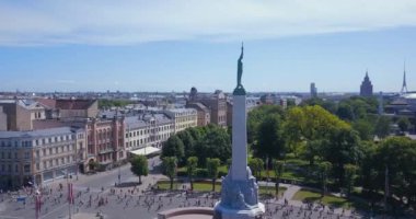 20 Mayıs 2018. Riga, Letonya. Anıtı - Milda tarafından çalışan insanlarla Lattelecom maratonu 2018 havadan görünümü.