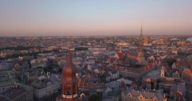 Riga, Letonya. 20 Mayıs 2018. Old Riga kasaba Vecriga Letonya üzerinde gün batımının muhteşem havadan görünümü. Nehir Daugava, kubbeler Katedrali ve ön planda altın horoz ile.