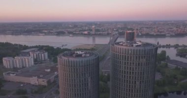 Riga, Letonya, 25 Mayıs 2018. Riga, Letonya ortasına Z kulelerde güzel havadan görünümü. Eski şehir ve nehir Daugava arka planda günbatımı manzaralı.