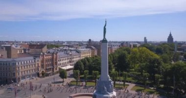 20 Mayıs 2018. Riga, Letonya. Anıtı - Milda tarafından çalışan insanlarla Lattelecom maratonu 2018 havadan görünümü.