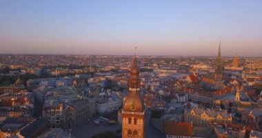 Riga, Letonya. 20 Mayıs 2018. Old Riga kasaba Vecriga Letonya üzerinde gün batımının muhteşem havadan görünümü. Nehir Daugava, kubbeler Katedrali ve ön planda altın horoz ile.