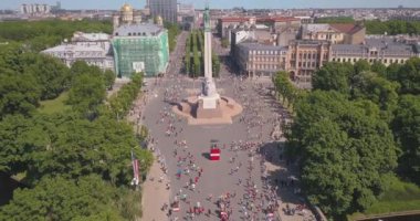 20 Mayıs 2018. Riga, Letonya. Anıtı - Milda tarafından çalışan insanlarla Lattelecom maratonu 2018 havadan görünümü.
