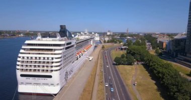 Riga, Letonya, Jun, 2018: İri Dermason feribot Msc Orchestra ile tarihi kent Riga'da demirledi gemi cruise cruise.