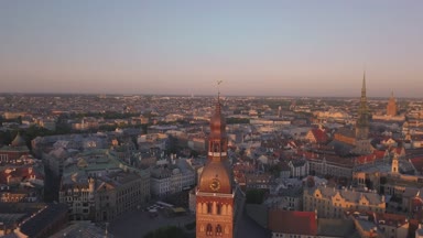 Riga, Letonya. 20 Mayıs 2018. Old Riga kasaba Vecriga Letonya üzerinde gün batımının muhteşem havadan görünümü. Nehir Daugava, kubbeler Katedrali ve ön planda altın horoz ile.