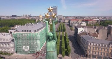 20 Mayıs 2018. Riga, Letonya. Anıtı - Milda tarafından çalışan insanlarla Lattelecom maratonu 2018 havadan görünümü.