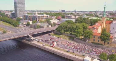 20 Mayıs 2018. Riga, Letonya. Anıtı - Milda tarafından çalışan insanlarla Lattelecom maratonu 2018 havadan görünümü.