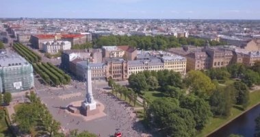 20 Mayıs 2018. Riga, Letonya. Anıtı - Milda tarafından çalışan insanlarla Lattelecom maratonu 2018 havadan görünümü.