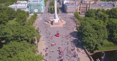 20 Mayıs 2018. Riga, Letonya. Anıtı - Milda tarafından çalışan insanlarla Lattelecom maratonu 2018 havadan görünümü.