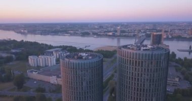 Riga, Letonya, 25 Mayıs 2018. Riga, Letonya ortasına Z kulelerde güzel havadan görünümü. Eski şehir ve nehir Daugava arka planda günbatımı manzaralı.