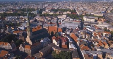 Eski kasaba Riga Katedrali St Peters tarafından güzel havadan görünümü.