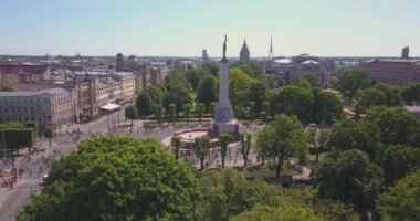 20 Mayıs 2018. Riga, Letonya. Anıtı - Milda tarafından çalışan insanlarla Lattelecom maratonu 2018 havadan görünümü.
