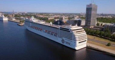 Riga, Letonya, Jun, 2018: İri Dermason feribot Msc Orchestra ile tarihi kent Riga'da demirledi gemi cruise cruise.
