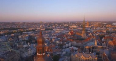 Riga, Letonya. 20 Mayıs 2018. Old Riga kasaba Vecriga Letonya üzerinde gün batımının muhteşem havadan görünümü. Nehir Daugava, kubbeler Katedrali ve ön planda altın horoz ile.