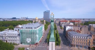 20 Mayıs 2018. Riga, Letonya. Anıtı - Milda tarafından çalışan insanlarla Lattelecom maratonu 2018 havadan görünümü.