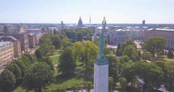 Mayıs 2018 Riga Letonya Anıtı Milda Tarafından Çalışan Insanlarla Lattelecom — Stok video