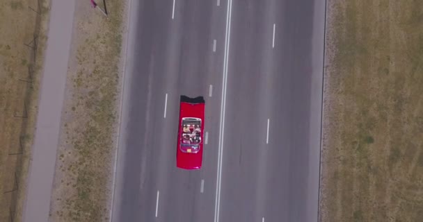 2018年6月02日 拉脱维亚 复古的美国旧车驱车沿着空荡荡的街道附近巨大的 Msc 乐队巡航 — 图库视频影像
