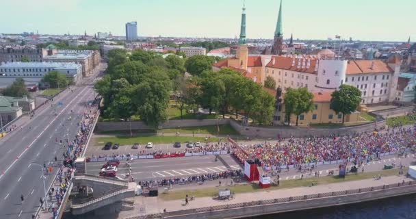 2018 ラトビア Lattelecom マラソン 2018 ミルダ 自由の女神によって実行している人々 との空中写真 — ストック動画