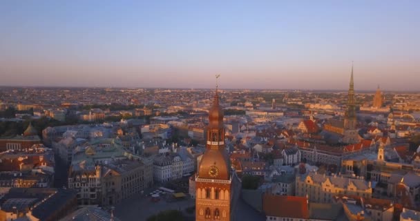 拉脱维亚 2018年5月20日 令人惊叹的鸟瞰日落的老镇里加 Vecriga 在拉脱维亚 河道加瓦河 与圆顶大教堂和金黄公鸡在前景 — 图库视频影像