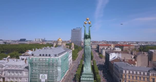 2018 ラトビア Lattelecom マラソン 2018 ミルダ 自由の女神によって実行している人々 との空中写真 — ストック動画