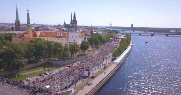 2018 ラトビア Lattelecom マラソン 2018 ミルダ 自由の女神によって実行している人々 との空中写真 — ストック動画