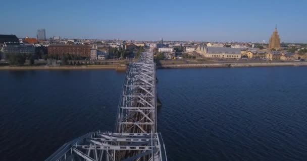 Riga Latvia Junio 2018 Puente Tren Sobre Río Daugava Riga — Vídeos de Stock
