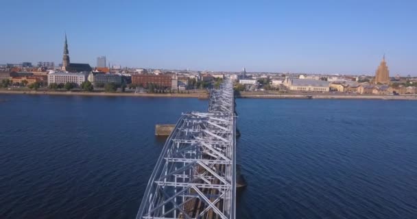 Riga Lotyšsko Červen 2018 Železniční Most Přes Řeku Daugava Rize — Stock video