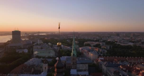 ラトビア 2018 リガの旧市街 ラトビアのアルバートの夕日の素晴らしい空撮 ドーム大聖堂とフォア グラウンドで黄金のコックの川ダウガヴァ — ストック動画