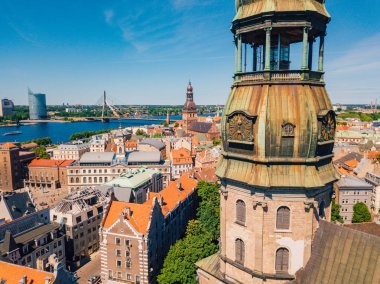 20 Mayıs 2018. Riga, Letonya. Güzel hava Riga görünümüyle yukarıdan St. Peters kilise ve old town Vecriga üst altın horoz. 