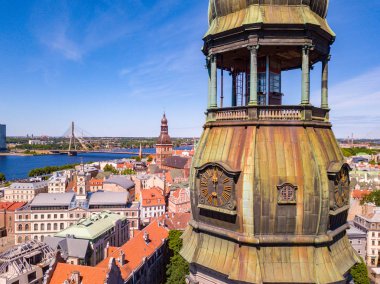 20 Mayıs 2018. Riga, Letonya. Güzel hava Riga görünümüyle yukarıdan St. Peters kilise ve old town Vecriga üst altın horoz.