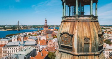 20 Mayıs 2018. Riga, Letonya. Güzel hava Riga görünümüyle yukarıdan St. Peters kilise ve old town Vecriga üst altın horoz.