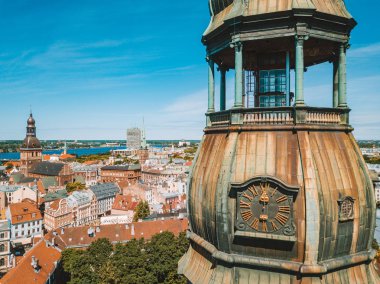 20 Mayıs 2018. Riga, Letonya. Güzel hava Riga görünümüyle yukarıdan St. Peters kilise ve old town Vecriga üst altın horoz.