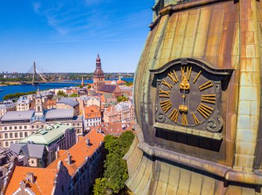 20 Mayıs 2018. Riga, Letonya. Güzel hava Riga görünümüyle yukarıdan St. Peters kilise ve old town Vecriga üst altın horoz. 