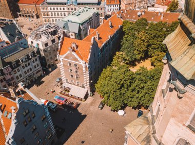 20 Mayıs 2018. Riga, Letonya. Güzel hava Riga görünümüyle yukarıdan St. Peters kilise ve old town Vecriga üst altın horoz. 