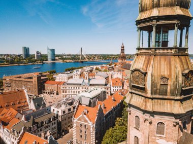 20 Mayıs 2018. Riga, Letonya. Güzel hava Riga görünümüyle yukarıdan St. Peters kilise ve old town Vecriga üst altın horoz. 