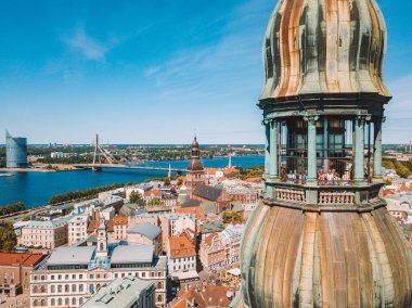 20 Mayıs 2018. Riga, Letonya. Güzel hava Riga görünümüyle yukarıdan St. Peters kilise ve old town Vecriga üst altın horoz.