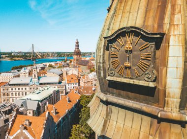 20 Mayıs 2018. Riga, Letonya. Güzel hava Riga görünümüyle yukarıdan St. Peters kilise ve old town Vecriga üst altın horoz. 
