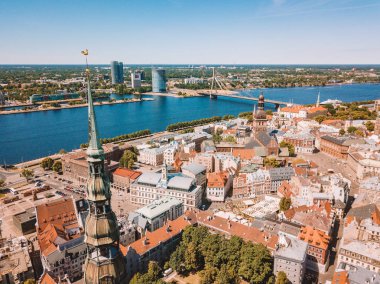 Havadan görünümü çan kulesi St. Peter's Katedrali, Riga, Letonya.