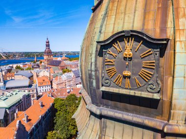 20 Mayıs 2018. Riga, Letonya. Güzel hava Riga görünümüyle yukarıdan St. Peters kilise ve old town Vecriga üst altın horoz. 