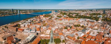 Havadan görünümü çan kulesi St. Peter's Katedrali, Riga, Letonya.