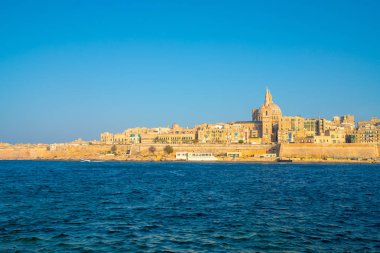 Denizden onun mimari Katedrali ile Valletta üzerinde göster