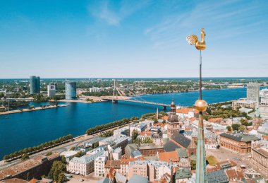 20 Mayıs 2018. Riga, Letonya. Güzel hava Riga görünümüyle yukarıdan St. Peters kilise ve old town Vecriga üst altın horoz.