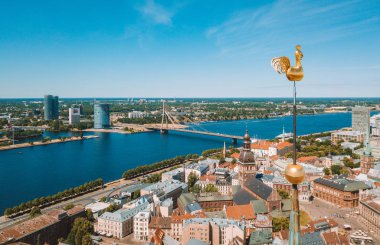 20 Mayıs 2018. Riga, Letonya. Güzel hava Riga görünümüyle yukarıdan St. Peters kilise ve old town Vecriga üst altın horoz.