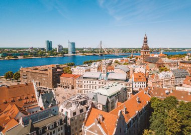 20 Mayıs 2018. Riga, Letonya. Güzel hava Riga görünümüyle yukarıdan St. Peters kilise ve old town Vecriga üst altın horoz. 