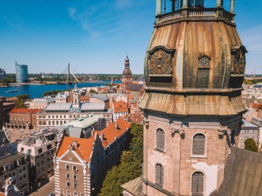 20 Mayıs 2018. Riga, Letonya. Güzel hava Riga görünümüyle yukarıdan St. Peters kilise ve old town Vecriga üst altın horoz. 